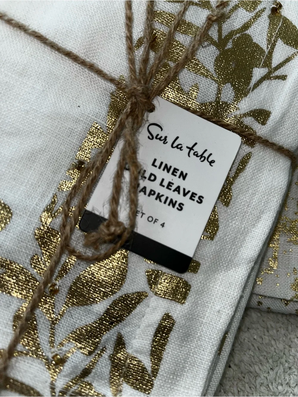 Sur La Table Gold Splatter Runner & Napkin Set (8).